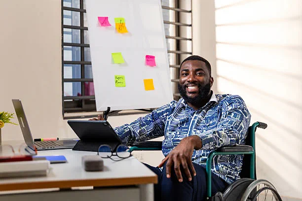 Responsable au travail devant un tableau de planification