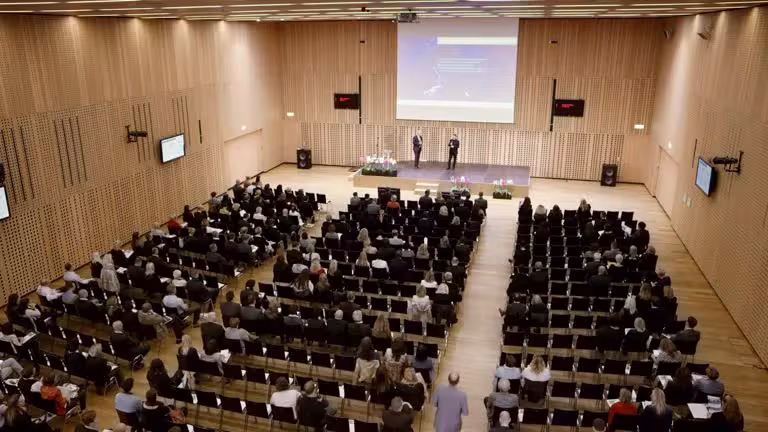 Séance plénière dans un grand amphithéâtre